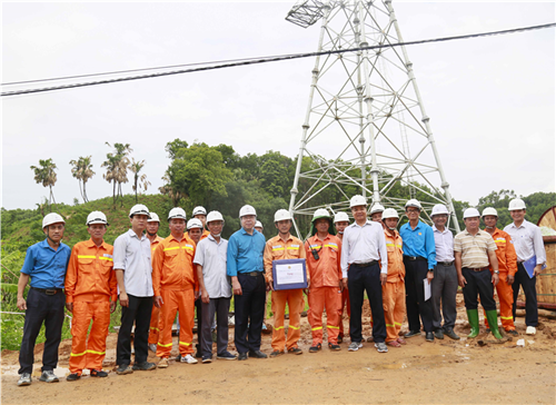 Chủ tịch Công đoàn Điện lực Việt Nam thăm hỏi, động viên người lao động thi công đường dây 500kV Lào Cai – Vĩnh Yên