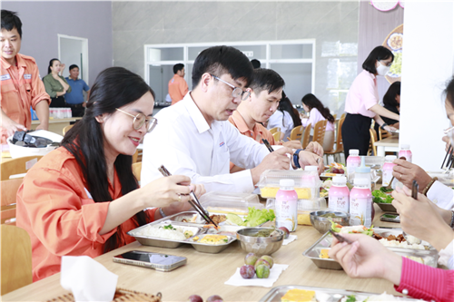 CÔNG TY NHIỆT ĐIỆN VĨNH TÂN: “BỮA CƠM CÔNG ĐOÀN” TIẾP THÊM NĂNG LƯỢNG CHO NGƯỜI LAO ĐỘNG