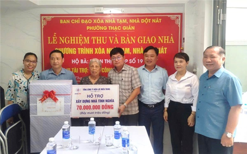 Bàn giao nhà tình nghĩa cho hộ nghèo trên địa bàn phường Thạc Gián