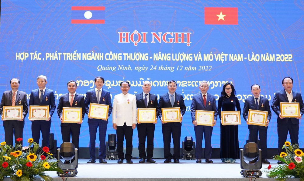 3 lãnh đạo EVN nhận khen thưởng cao quý của Đảng và Nhà nước Lào