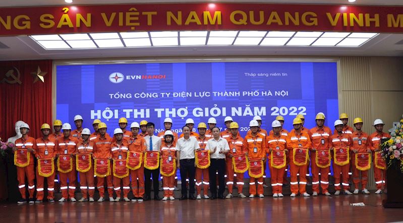 315 thí sinh đến từ 32 đơn vị tranh tài phần thi lý thuyết tại Hội thi Thợ giỏi cấp EVNHANOI.  1