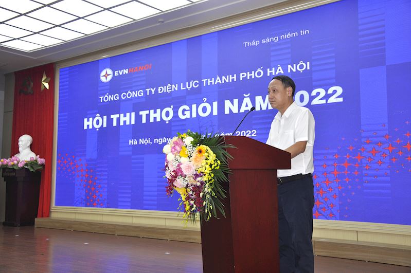 315 thí sinh đến từ 32 đơn vị tranh tài phần thi lý thuyết tại Hội thi Thợ giỏi cấp EVNHANOI. 