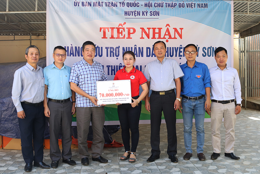 Ban QLDA Điện 1 ủng hộ người dân vùng lũ Kỳ Sơn 70 triệu đồng
