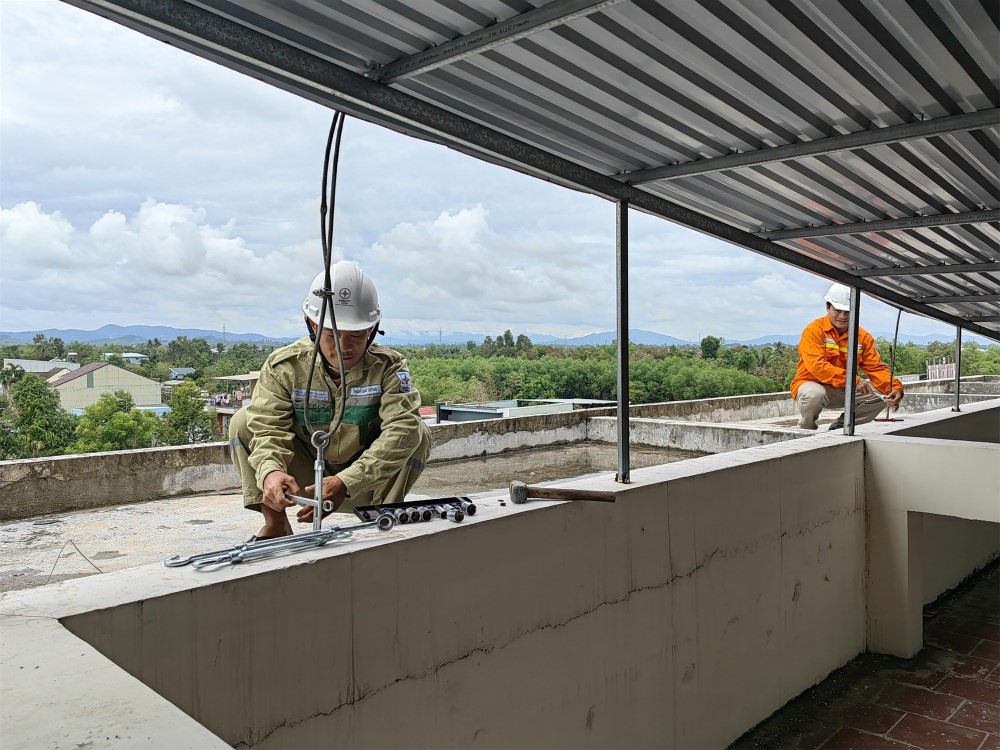 Chùm ảnh: Các đơn vị ngành Điện tại miền Trung khẩn trương chuẩn bị ứng phó với bão Noru 7