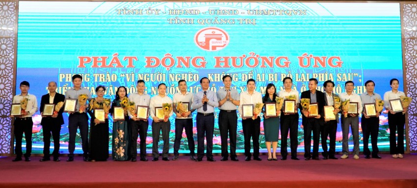 Công ty Điện lực Quảng Trị được vinh danh là đơn vị đã có nhiều đóng góp cho Quỹ “Vì người nghèo” 1