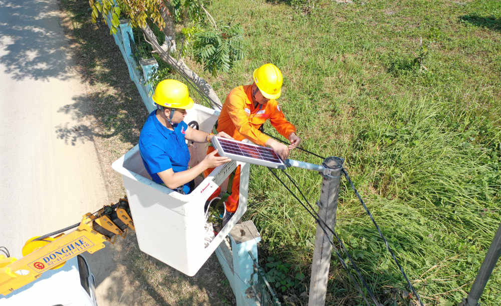 Công ty Thủy điện Sơn La xây dựng công trình Đoàn cấp cơ sở “Đèn chiếu sáng đường giao thông từ khu tập thể hộ gia đình NMTĐ Lai Châu lên bản Noong Kiêng, thị trấn Nậm Nhùn” 1