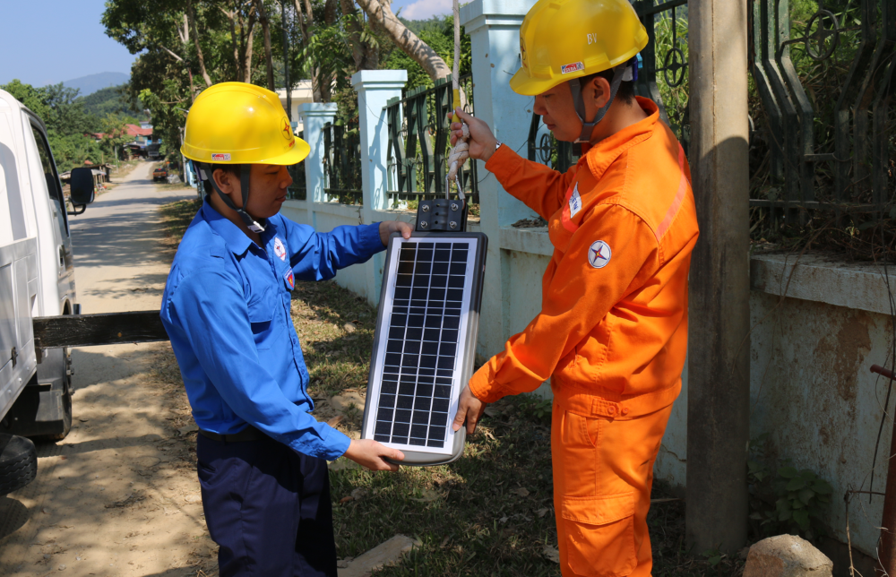 Công ty Thủy điện Sơn La xây dựng công trình Đoàn cấp cơ sở “Đèn chiếu sáng đường giao thông từ khu tập thể hộ gia đình NMTĐ Lai Châu lên bản Noong Kiêng, thị trấn Nậm Nhùn” 2