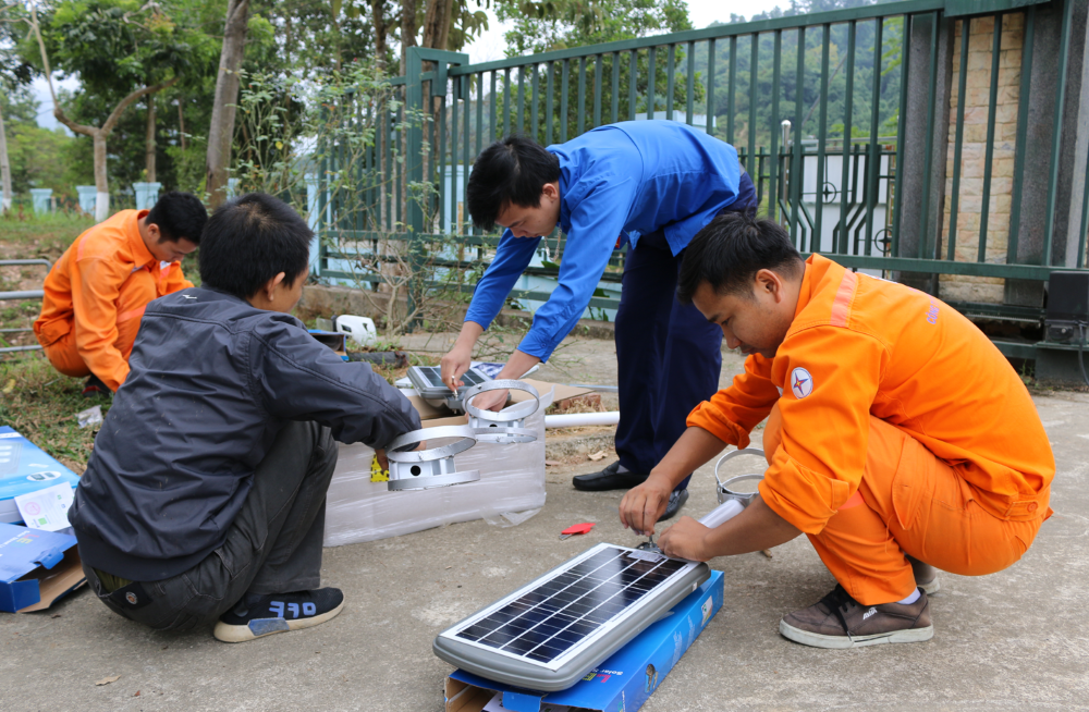 Công ty Thủy điện Sơn La xây dựng công trình Đoàn cấp cơ sở “Đèn chiếu sáng đường giao thông từ khu tập thể hộ gia đình NMTĐ Lai Châu lên bản Noong Kiêng, thị trấn Nậm Nhùn”