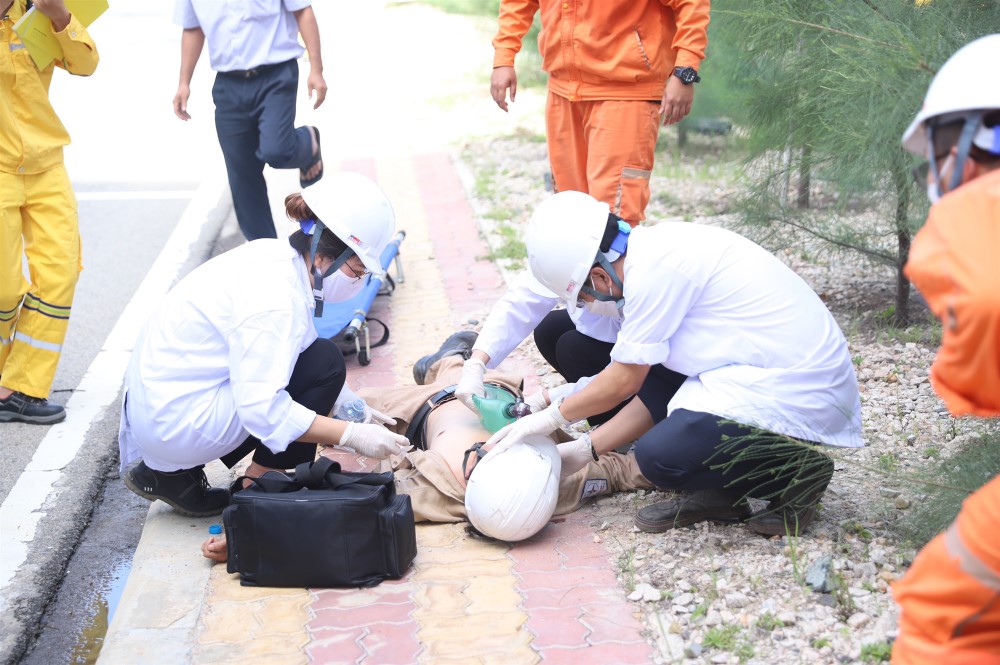 Diễn tập cho người lao động ứng phó với sự cố tràn dầu, hóa chất  3