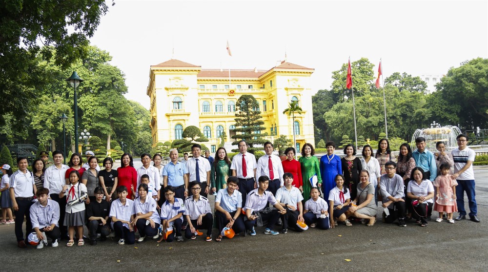 Đoàn đại biểu các cháu học sinh giỏi và gia đình CBCNV tiêu biểu EVN tổ chức Lễ báo công dâng Bác