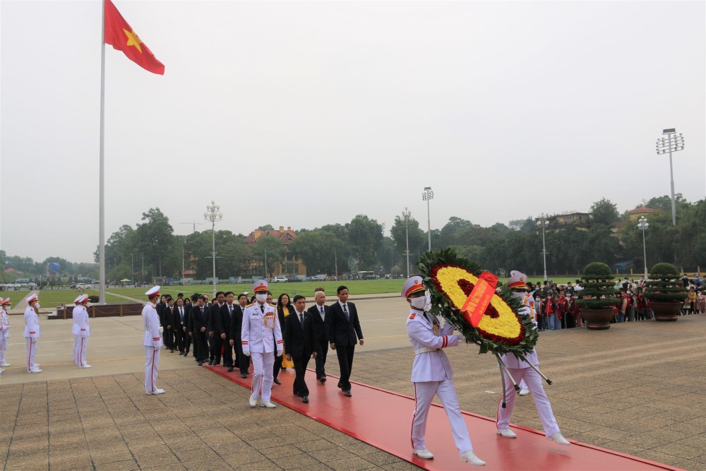 Đoàn đại biểu dự Đại hội Công đoàn EVNGENCO1,lần thứ II báo công dâng Bác