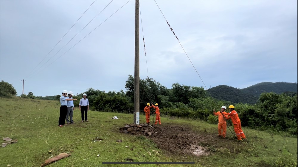 Động viên kịp thời CBCNV khắc phục sự cố lưới điện sau bão Noru 1