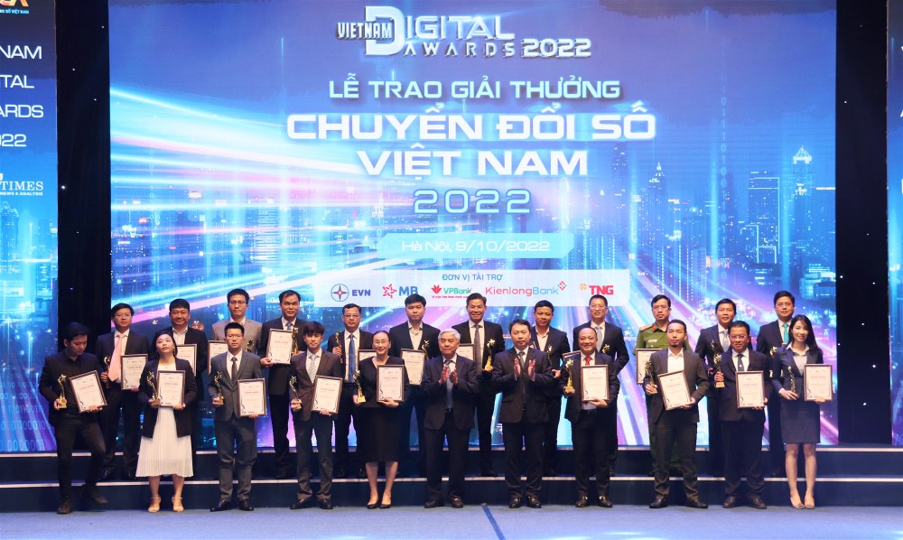 EVN NHẬN GIẢI THƯỞNG DOANH NGHIỆP CHUYỂN ĐỔI SỐ XUẤT SẮC VIỆT NAM NĂM 2022  1