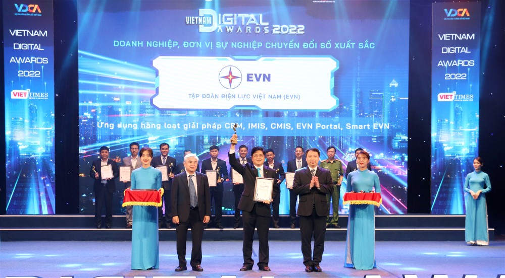 EVN NHẬN GIẢI THƯỞNG DOANH NGHIỆP CHUYỂN ĐỔI SỐ XUẤT SẮC VIỆT NAM NĂM 2022 