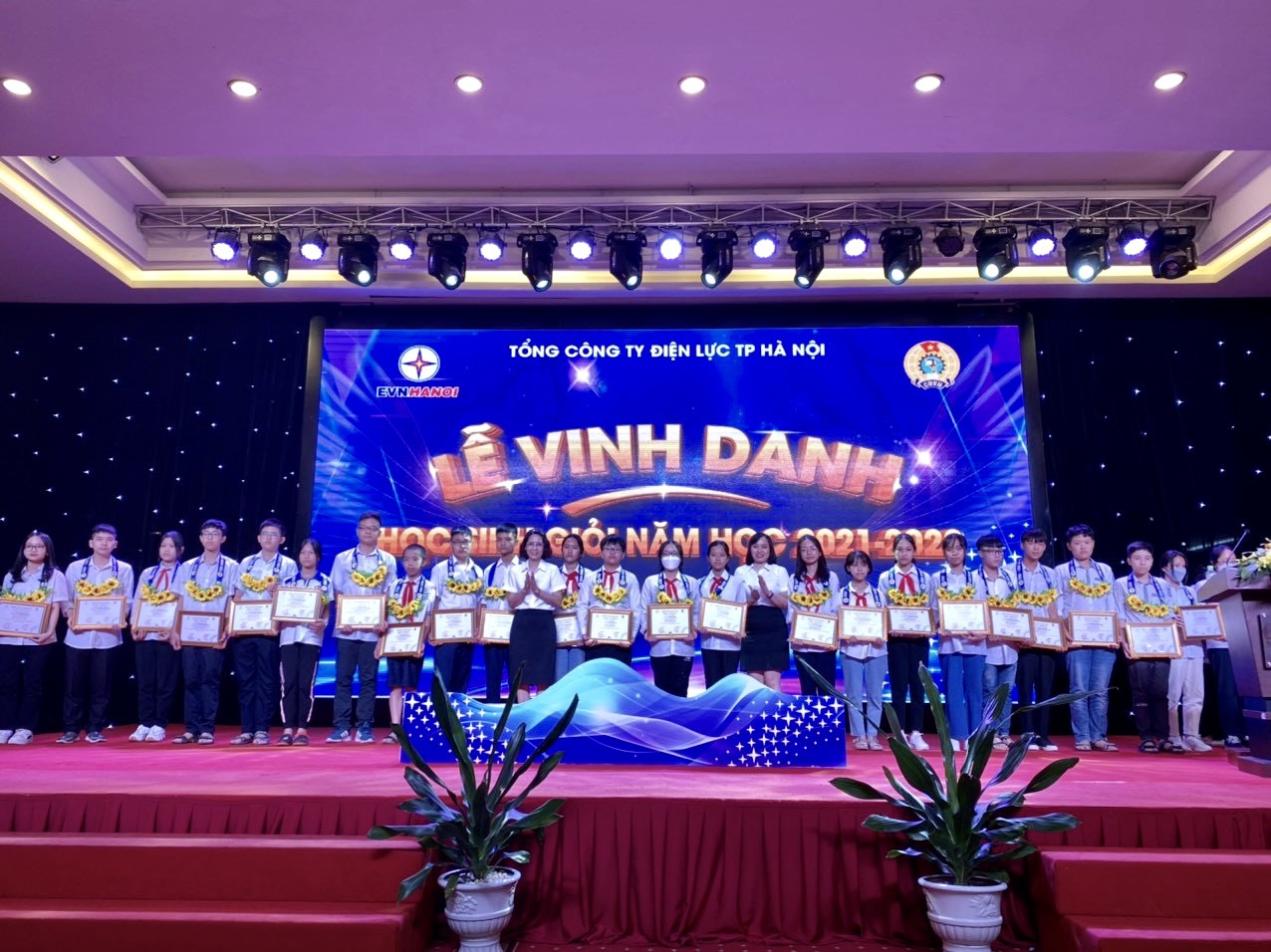 EVNHANOI: biểu dương, khen thưởng 145 cháu con CBCNV đạt học sinh giỏi các cấp. 3