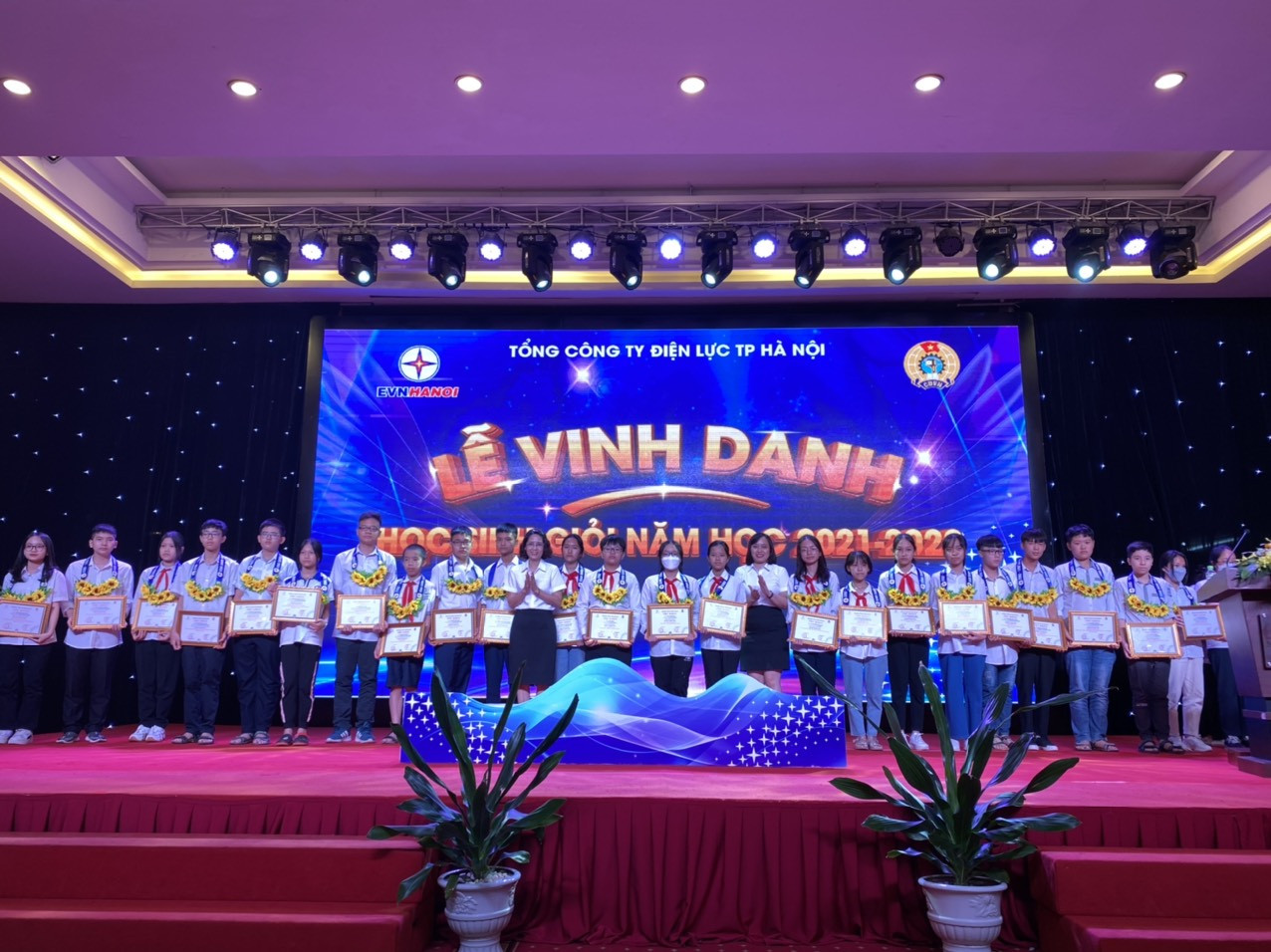 EVNHANOI: biểu dương, khen thưởng 145 cháu con CBCNV đạt học sinh giỏi các cấp. 5