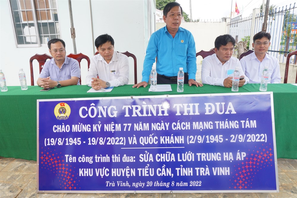 Gắn biển công trình thi đua sửa chữa lưới điện trung hạ áp khu vực huyện Tiểu Cần 1