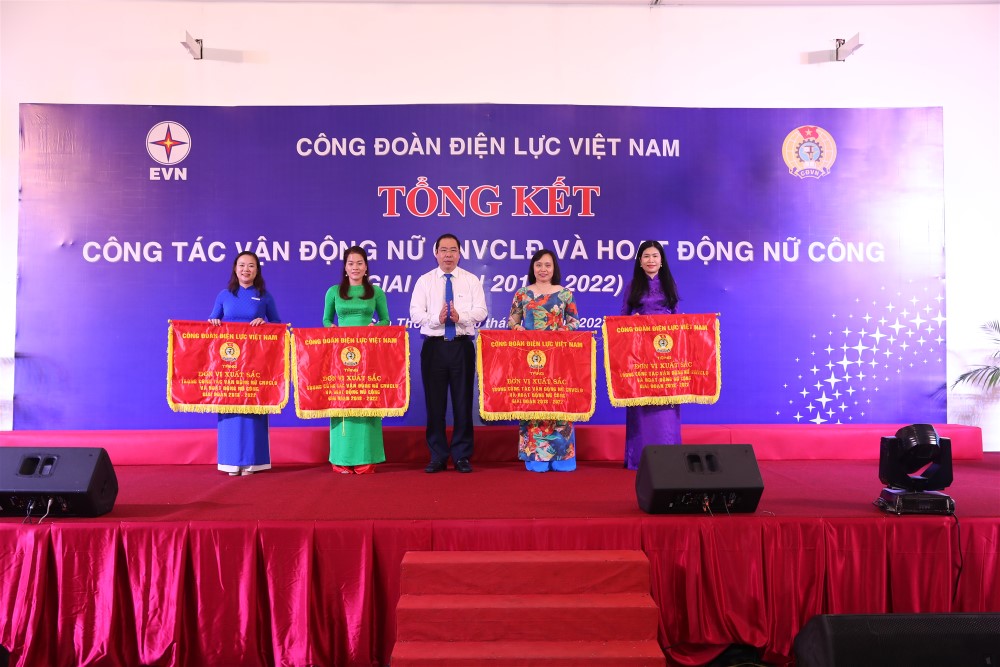 Khen thưởng 102 tập thể, cá nhân tiêu biểu trong công tác vận động nữ CNVCLĐ và hoạt động nữ công  2