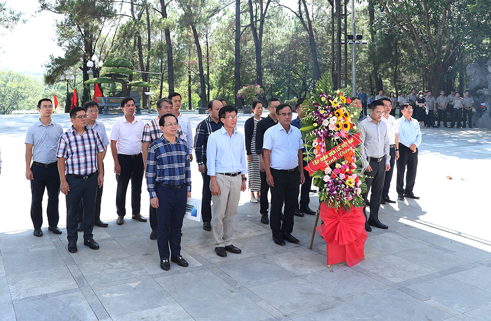 Kỷ niệm 75 năm Ngày Thương binh Liệt sỹ: Đoàn công tác lãnh đạo EVN dâng hương tri ân các Anh hùng liệt sỹ tại Nghĩa trang Liệt sỹ Quốc gia Trường Sơn và nhiều địa danh lịch sử khác