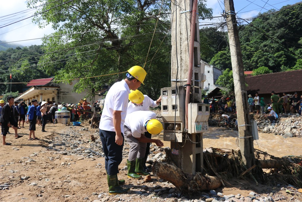 PC Nghệ An thăm hỏi, động viên CBCNV Điện lực Kỳ Sơn khắc phục sự cố lưới điện do lũ quét 1