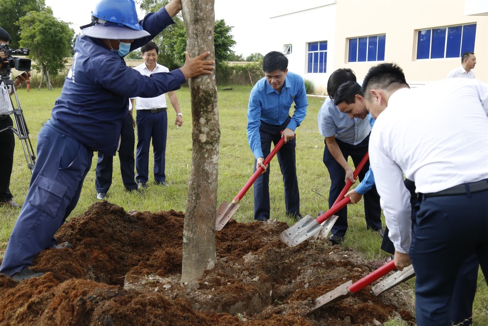 Phó Chủ tịch Tổng LĐLĐVN Ngọ Duy Hiểu làm việc,  thăm hỏi NLĐ tại Nhà máy Nhiệt điện Duyên Hải 2