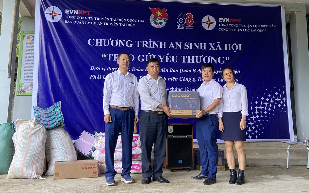 “Trao gửi yêu thương” đến các hộ nghèo, học sinh nghèo vượt khó tại xã Mường Mô (Nậm Nhùn, Lai Châu)