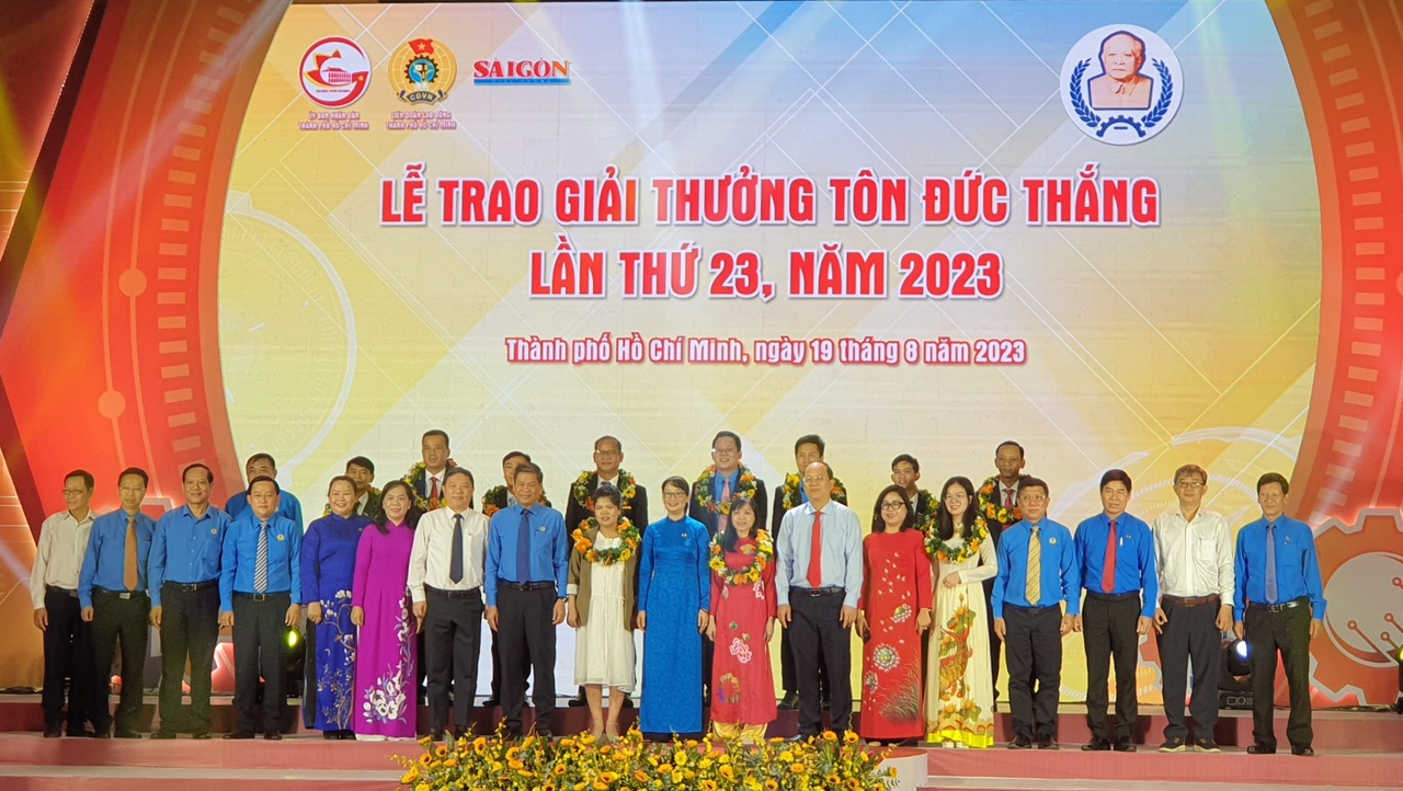 Anh Phan Hoàng San  Giám đốc Trung tâm Chăm sóc khách hàng - EVNHCMC vinh dự nhận Giải thưởng Tôn Đức Thắng năm 2023