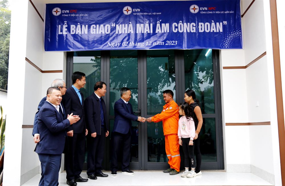 Bàn giao “Nhà mái ấm công đoàn” cho công nhân có hoàn cảnh khó khăn về nhà ở 2