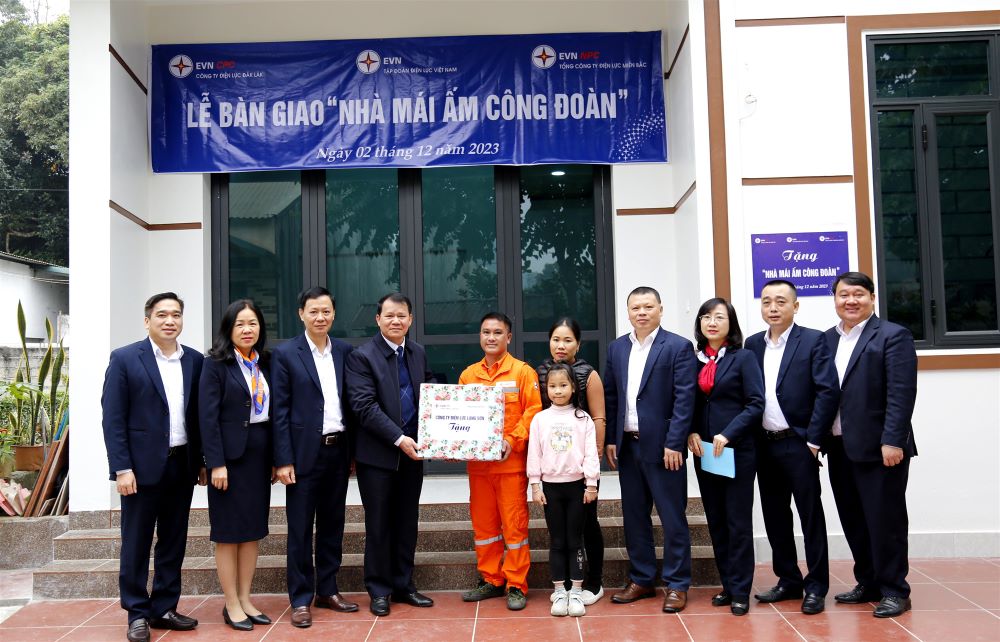 Bàn giao “Nhà mái ấm công đoàn” cho công nhân có hoàn cảnh khó khăn về nhà ở 5