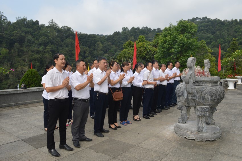 Chi bộ Tổ chức Pháp chế và Chi bộ Điện lực Hà Quảng (trực thuộc Đảng bộ Công ty Điện lực Cao Bằng sinh hoạt chuyên đề tại khu di tích Quốc gia Pác Bó 