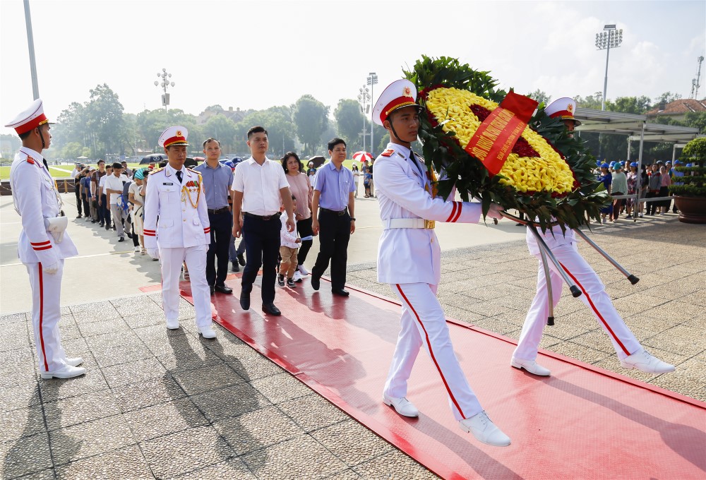 Công đoàn Cơ quan EVN cho con và phụ huynh tham quan, học tập truyền thống Lăng Chủ tịch Hồ Chí Minh