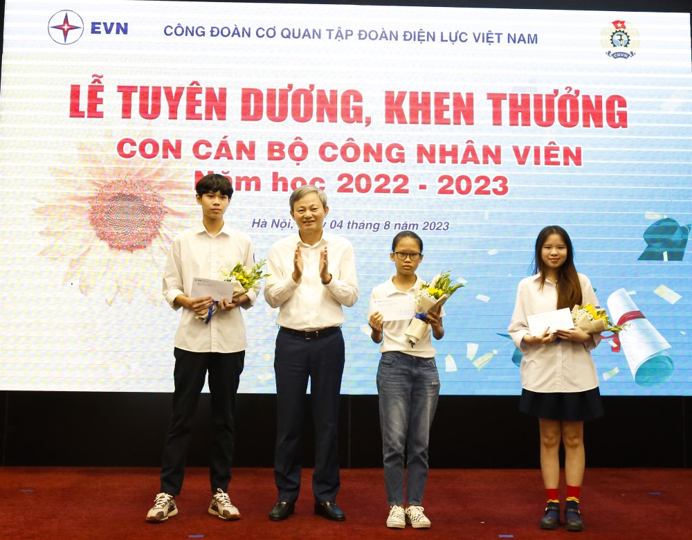 Công đoàn Cơ quan EVN tổ chức Lễ Tuyên dương, khen thưởng 124 cháu con  CBCNVLĐ đạt thành tích trong năm học 2022-2023 2