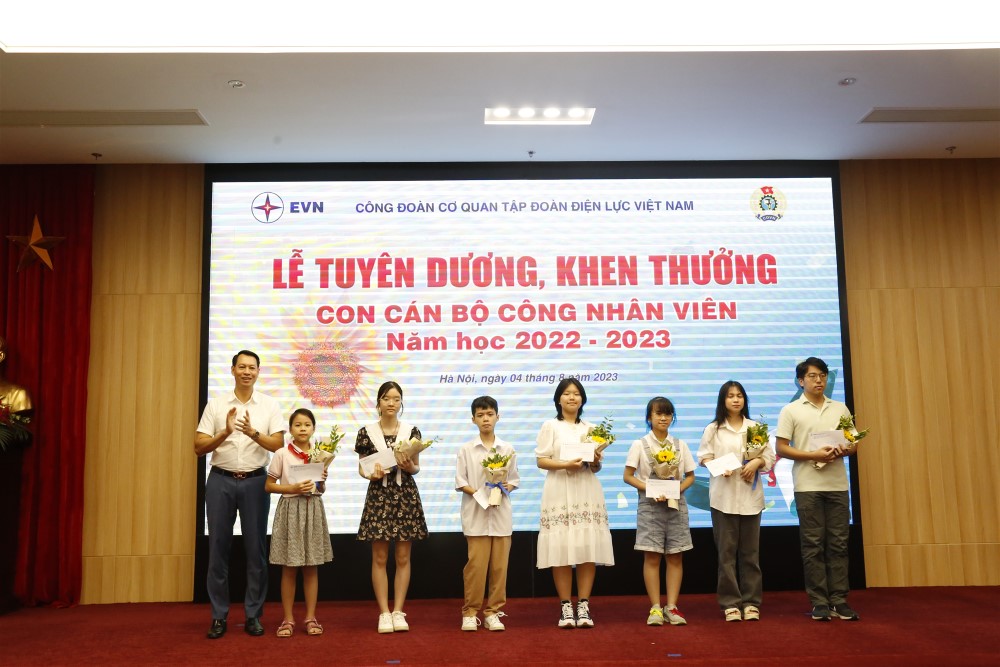 Công đoàn Cơ quan EVN tổ chức Lễ Tuyên dương, khen thưởng 124 cháu con  CBCNVLĐ đạt thành tích trong năm học 2022-2023 5