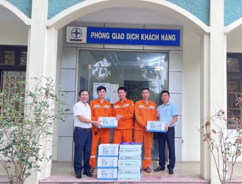 Công đoàn Công ty Điện lực Bắc Ninh thăm hỏi, động viên người lao động mùa nắng nóng 2023