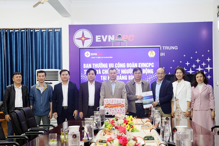 Công đoàn EVNCPC thăm hỏi CBCNV PC Quảng Bình nhân dịp Tết Nguyên đán Quý Mão 2023