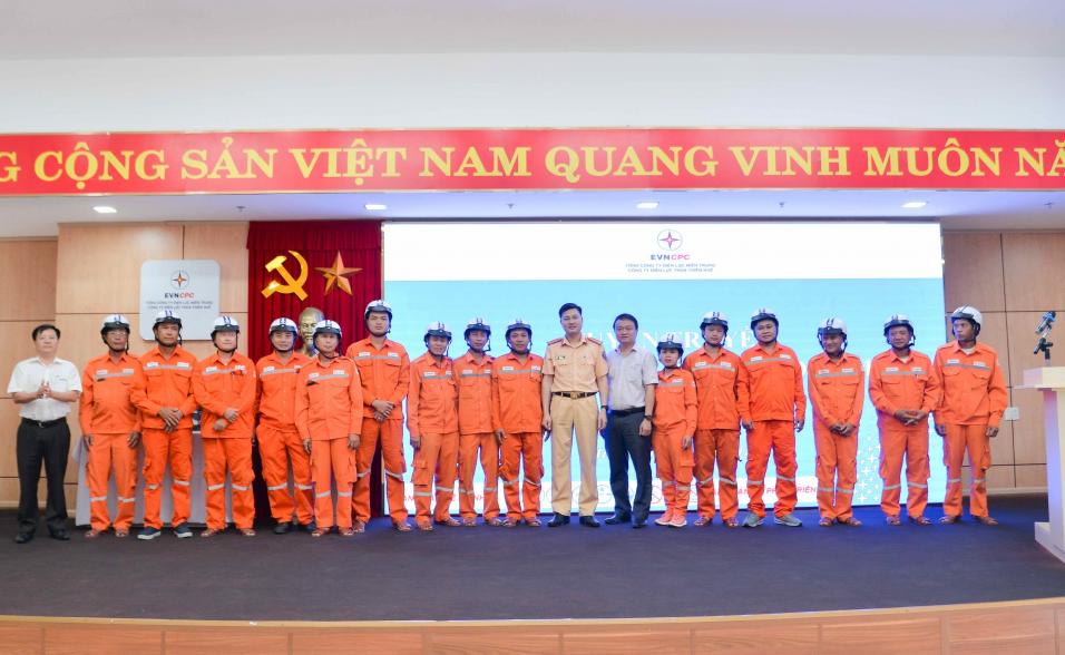 Công đoàn EVNCPC: Thăm và trao quà cho người lao động PC Thừa Thiên Huế nhân Tháng công nhân, Tháng Hành động về An toàn vệ sinh lao động năm 2023 2