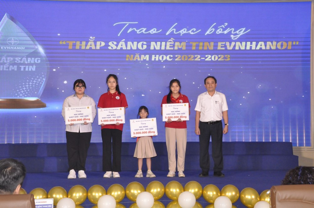 Công đoàn EVNHANOI: tổ chức Lễ biểu dương khen thưởng con CBCNV có thành tích xuất sắc năm học 2022 – 2023  4