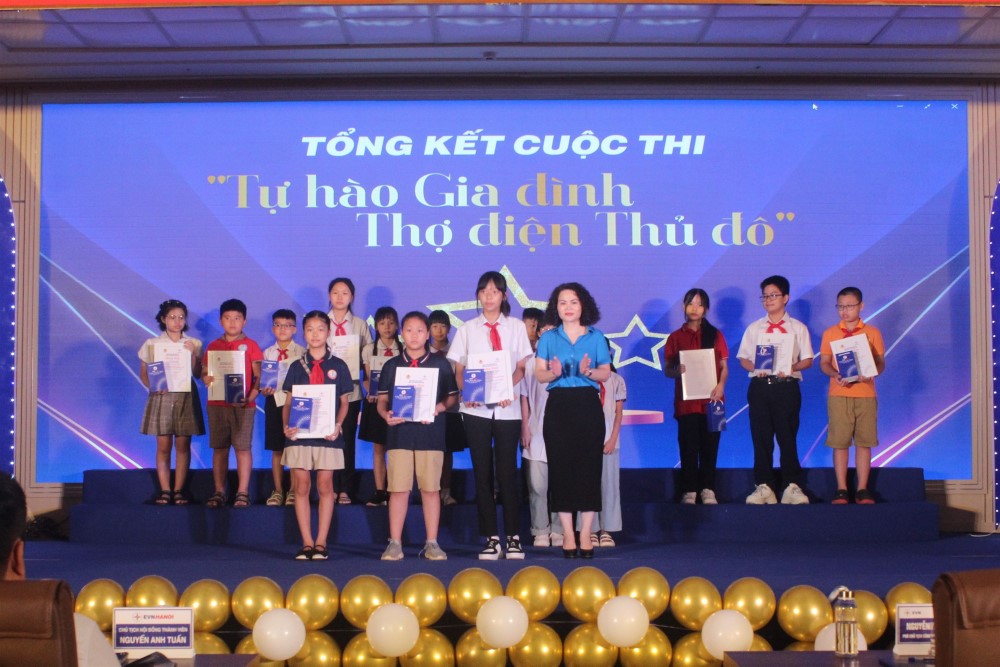 Công đoàn EVNHANOI: tổ chức Lễ biểu dương khen thưởng con CBCNV có thành tích xuất sắc năm học 2022 – 2023  5