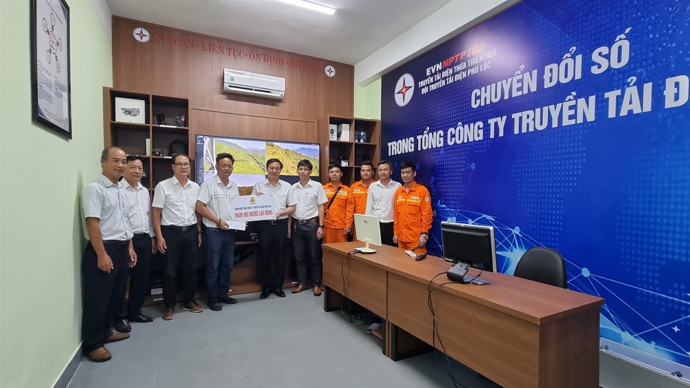 CÔNG ĐOÀN EVNNPT THĂM HỎI NGƯỜI LAO ĐỘNG VẬN HÀNH CUNG CẤP ĐIỆN MÙA NẮNG NÓNG NĂM 2023 KHU VỰC MIỀN TRUNG 4