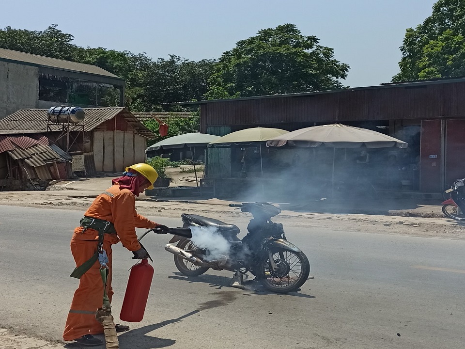 Công nhân Điện lực Mường La (PC Sơn La): Giúp người dân dập lửa xe máy khi đang lưu thông bị cháy