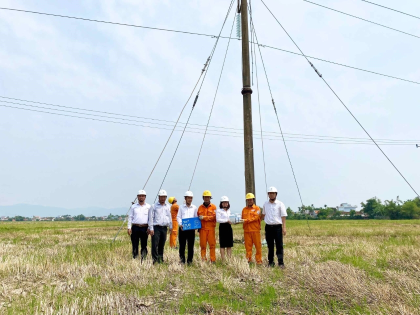 Công nhân ngành điện những ngày nắng nóng 1