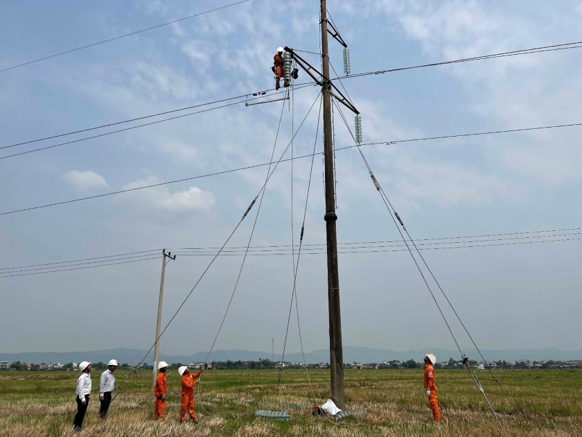 Công nhân ngành điện những ngày nắng nóng