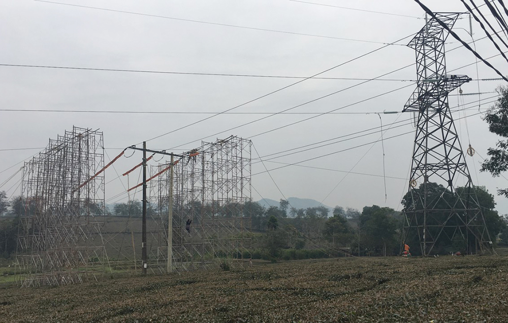 Công nhân ngành Điện thi công xuyêt Tết Dương lich hoàn thành nâng tải đường dây 220kV đoạn Việt Trì – Suối Sập 2A 3