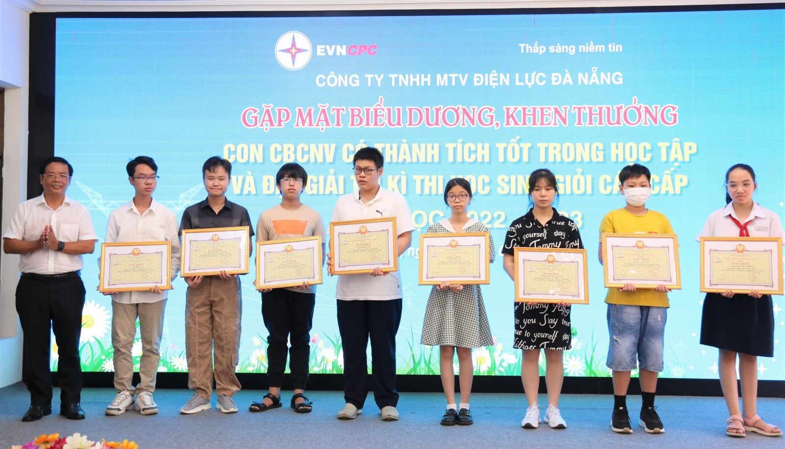 Công ty biểu dương, khen thưởng con CBCNV có thành tích học tập xuất sắc năm học 2022-2023 2