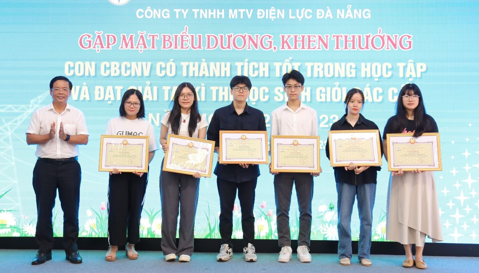 Công ty biểu dương, khen thưởng con CBCNV có thành tích học tập xuất sắc năm học 2022-2023 4