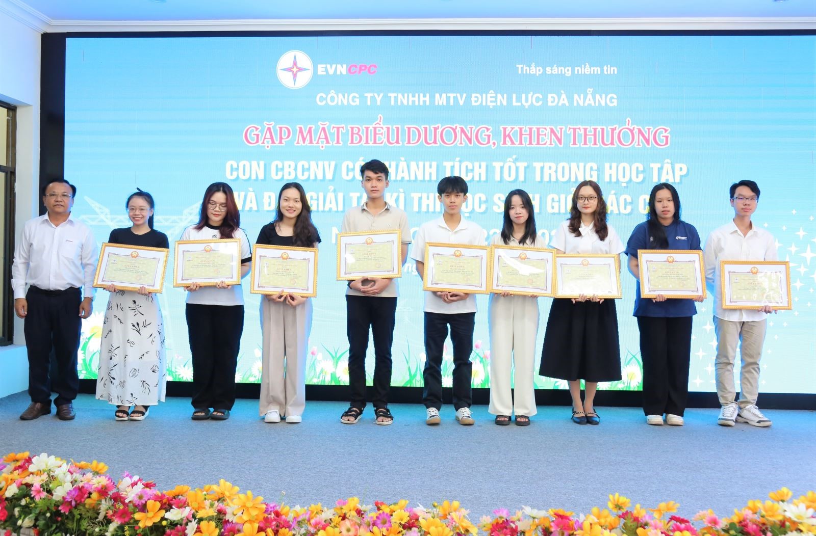 Công ty biểu dương, khen thưởng con CBCNV có thành tích học tập xuất sắc năm học 2022-2023 5