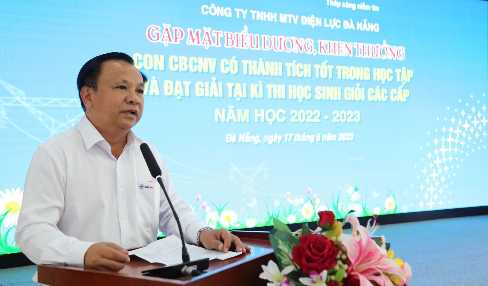 Công ty biểu dương, khen thưởng con CBCNV có thành tích học tập xuất sắc năm học 2022-2023