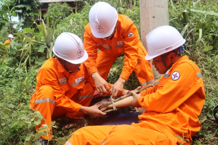 Công ty Điện lực Cao Bằng tổ chức diễn tập 4 trong 1 nhằm chủ động ứng phó, khắc phục hậu quả thiên tai 7