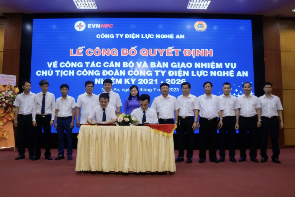 Công ty Điện lực Nghệ An tổ chức Lễ công bố quyết định về công tác cán bộ và bàn giao nhiệm vụ Chủ tịch Công đoàn nhiệm kỳ 2021-2026 5