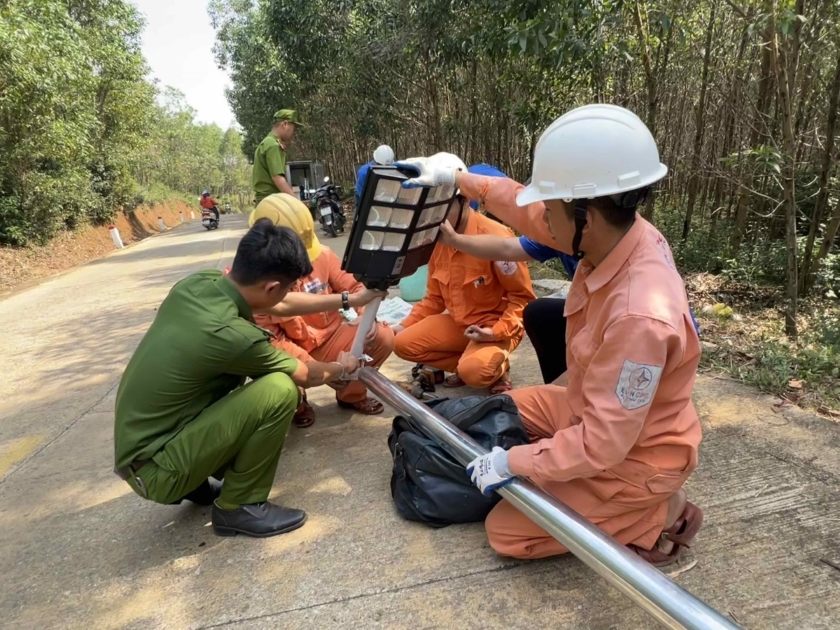 Công ty Điện lực Phú Yên: Giúp người dân ở căn cứ cách mạng Gò Thì Thùng sử dụng điện mùa nắng nóng